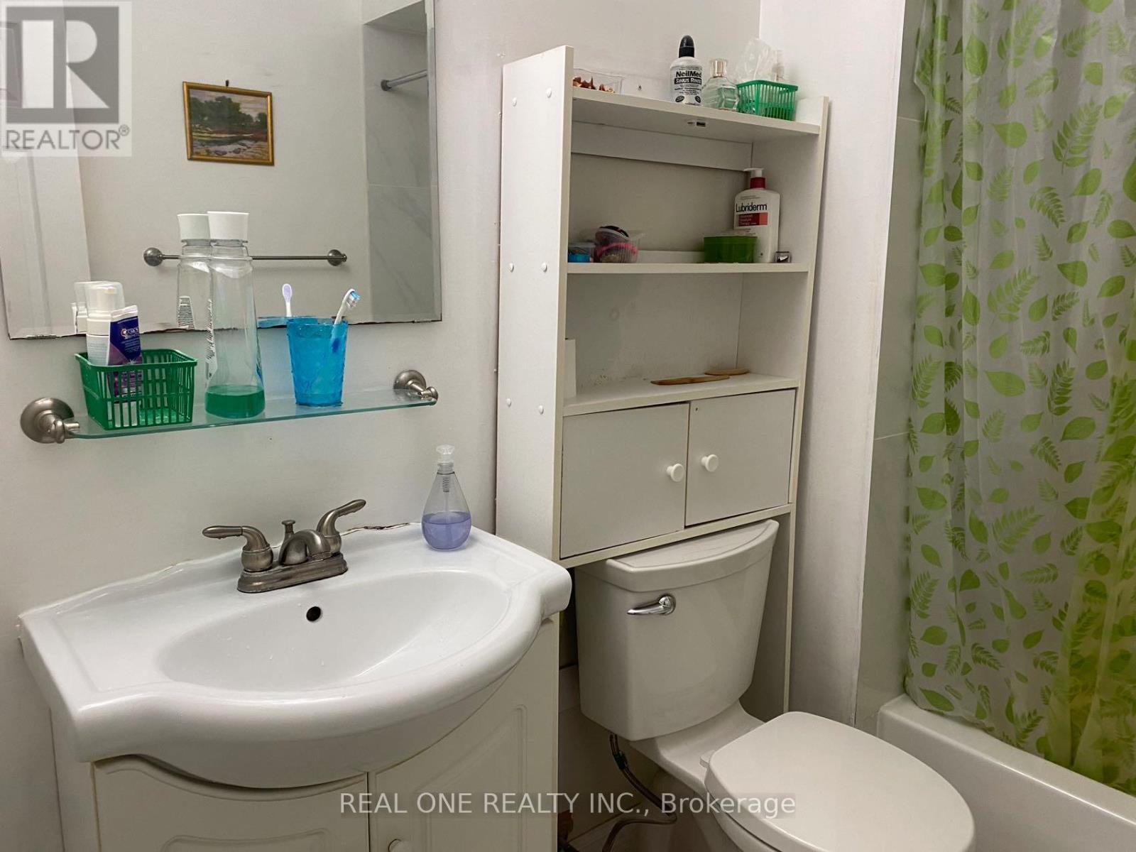 Main - 334 Chester Le Boulevard, Toronto, ON - Indoor Photo Showing Bathroom
