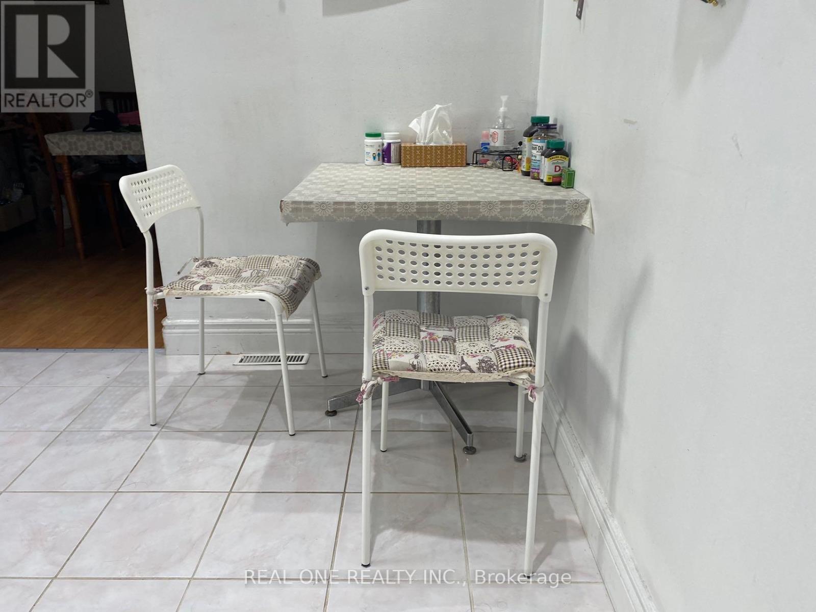 Main - 334 Chester Le Boulevard, Toronto, ON -