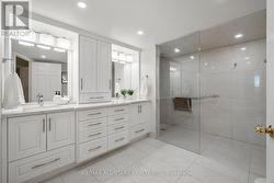 Reno'd bath w heated floors, roll in shower -