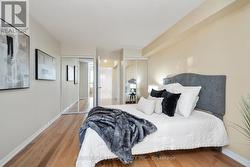 2nd bedroom w 2 closets -