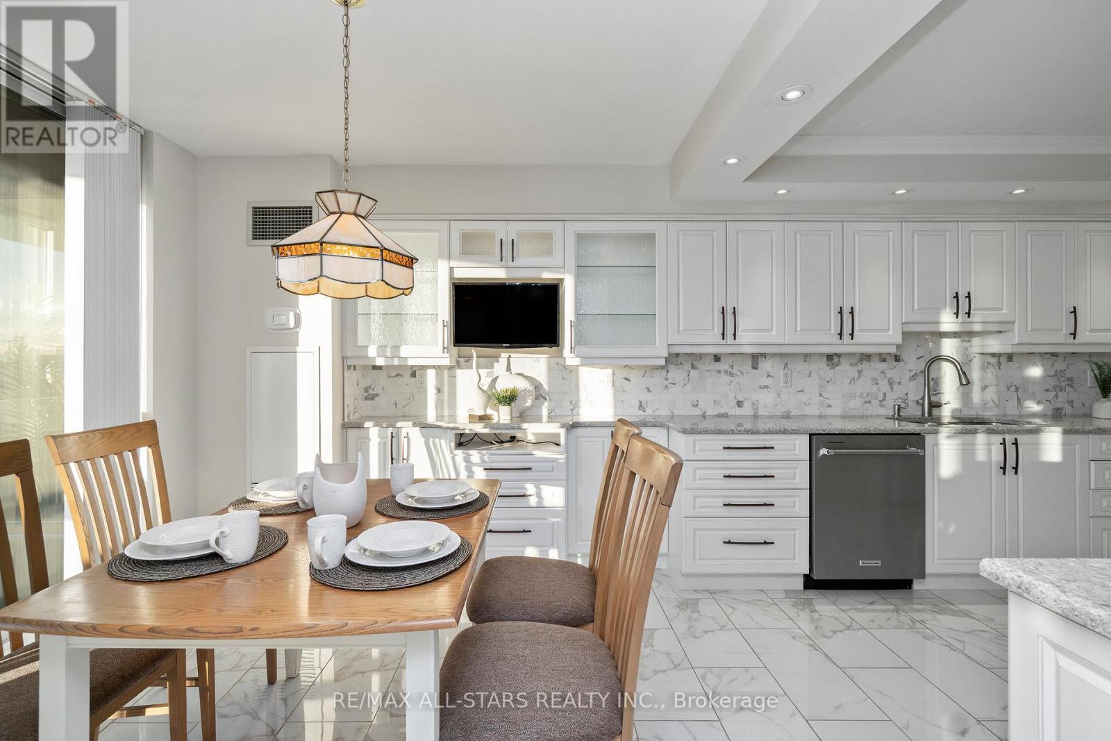 611 - 610 Bullock Drive, Markham, ON - Indoor Photo Showing Dining Room