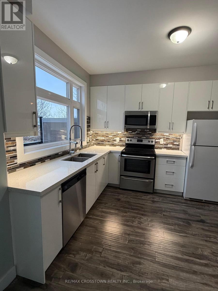 2 - 540 Essa Road, Barrie, ON - Indoor Photo Showing Kitchen With Double Sink