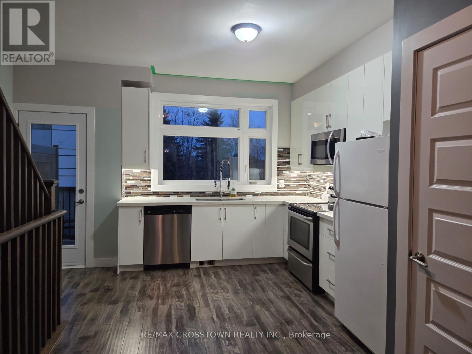 540 Essa Road, Barrie, ON - Indoor Photo Showing Kitchen