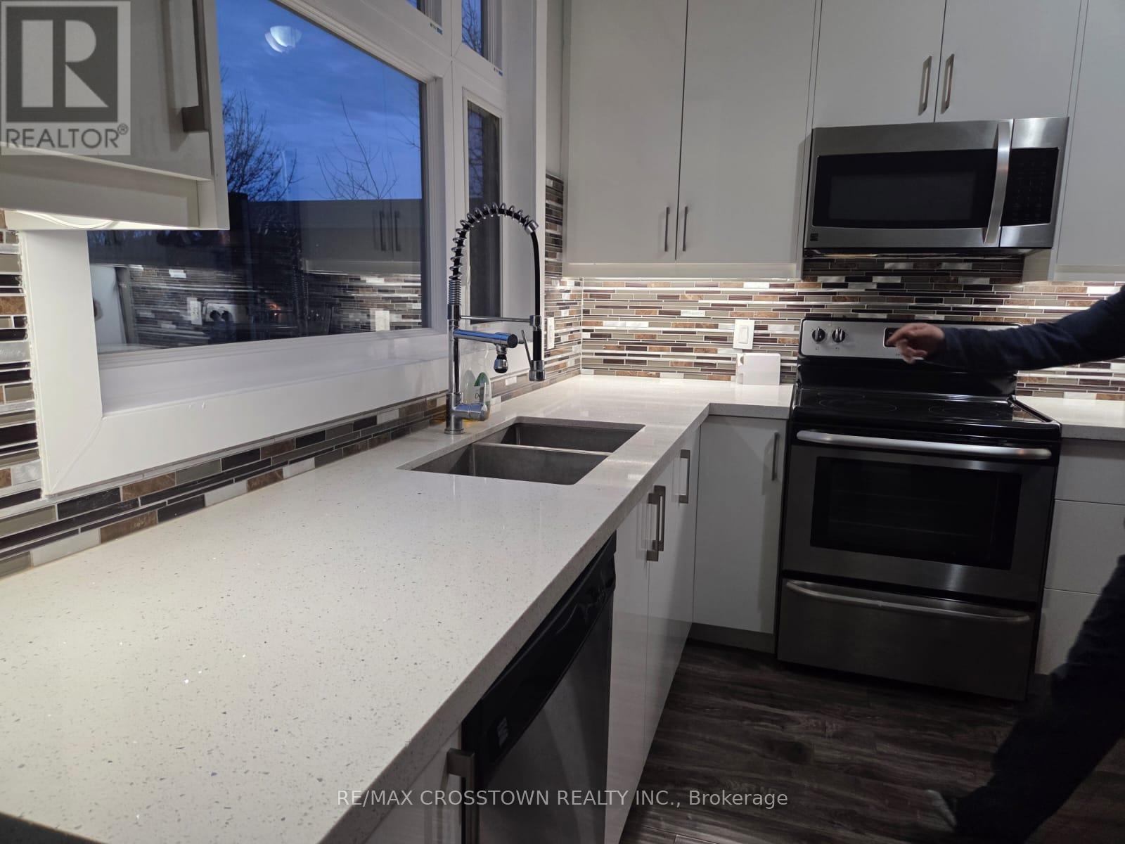 540 Essa Road, Barrie, ON - Indoor Photo Showing Kitchen With Double Sink With Upgraded Kitchen