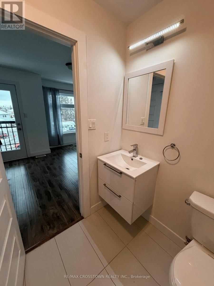 2 - 540 Essa Road, Barrie, ON - Indoor Photo Showing Bathroom