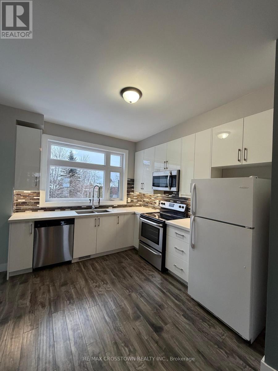 2 - 540 Essa Road, Barrie, ON - Indoor Photo Showing Kitchen With Double Sink