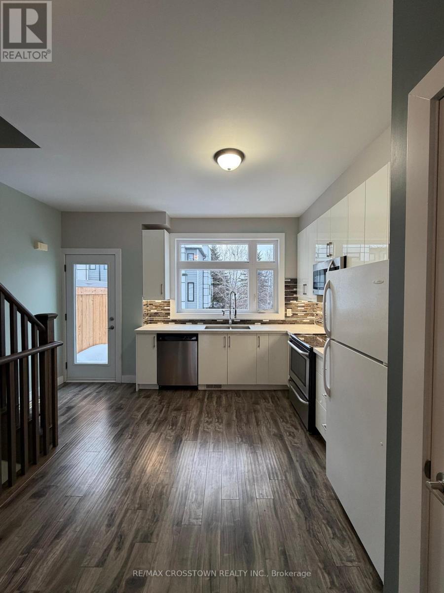 2 - 540 Essa Road, Barrie, ON - Indoor Photo Showing Kitchen