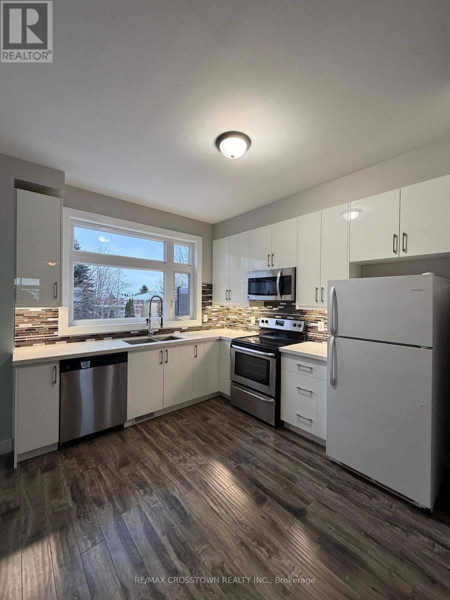 2 - 540 Essa Road, Barrie, ON - Indoor Photo Showing Kitchen With Double Sink