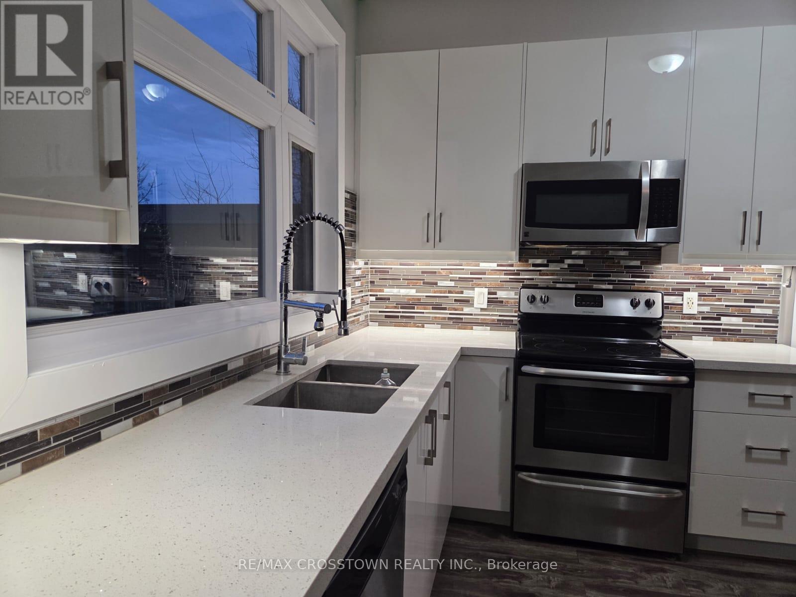 540 Essa Road, Barrie, ON - Indoor Photo Showing Kitchen With Double Sink With Upgraded Kitchen
