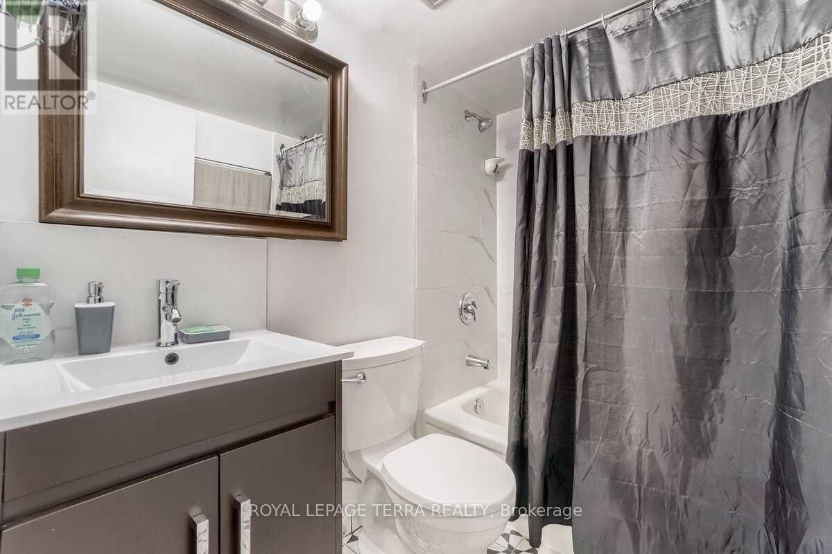 1207 - 4 Lisa Street, Brampton, ON - Indoor Photo Showing Bathroom