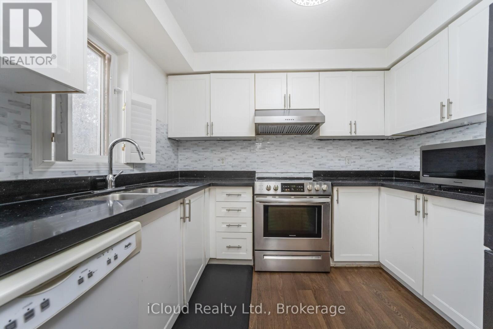 366 Marshall Crescent, Orangeville, ON - Indoor Photo Showing Kitchen With Double Sink