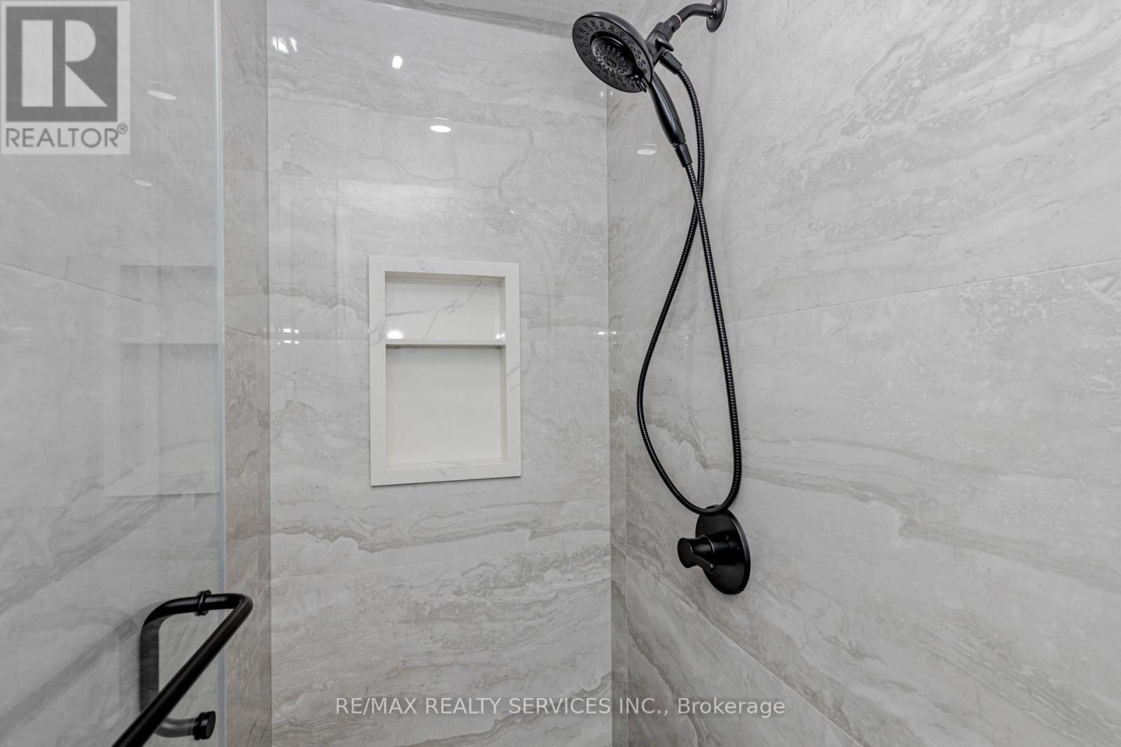 Upper - 50 Amboise Crescent, Brampton, ON - Indoor Photo Showing Bathroom