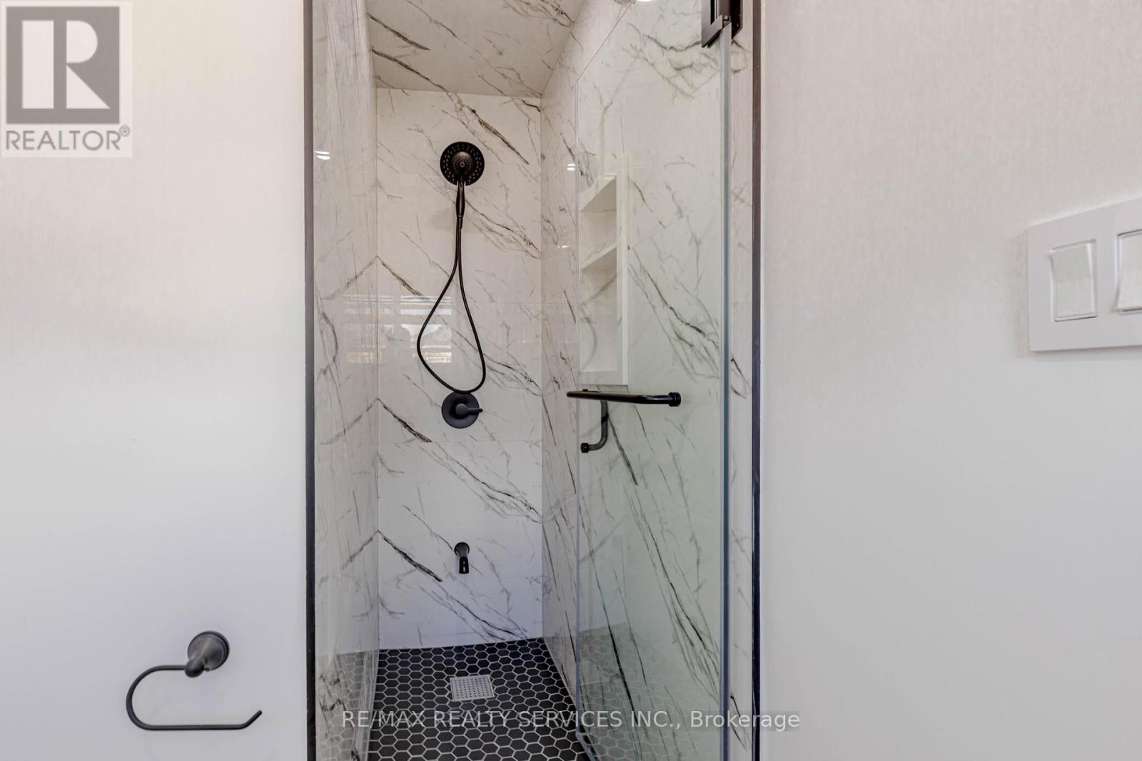 Upper - 50 Amboise Crescent, Brampton, ON - Indoor Photo Showing Bathroom