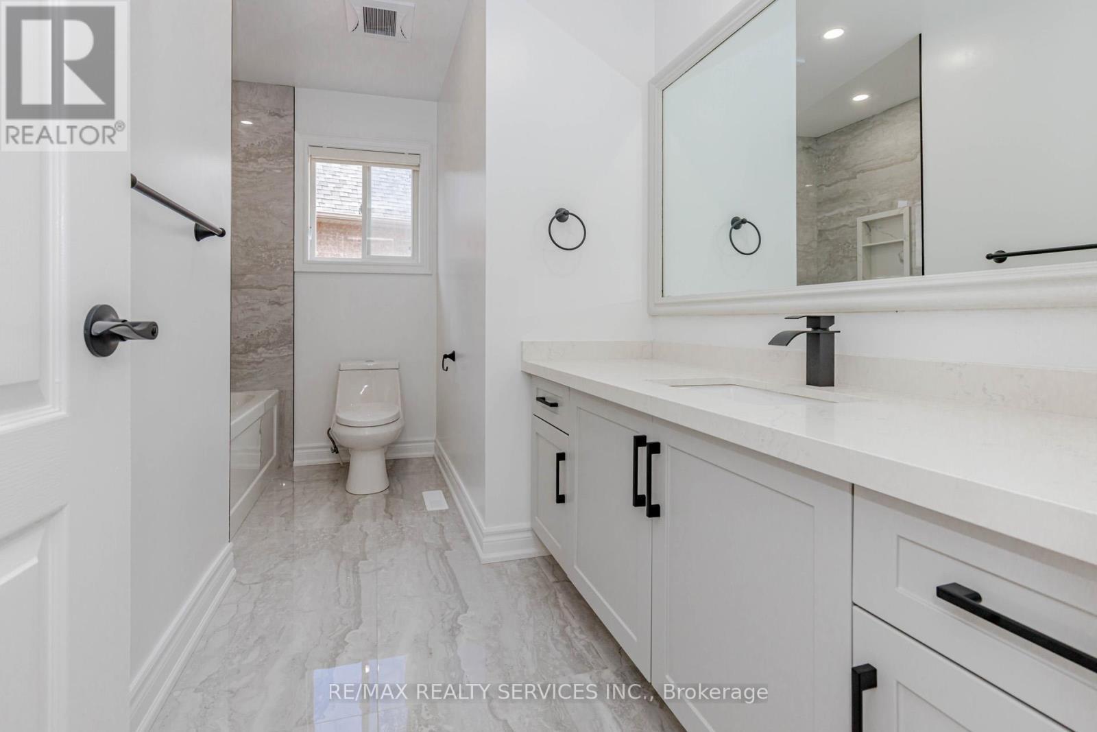 Upper - 50 Amboise Crescent, Brampton, ON - Indoor Photo Showing Bathroom