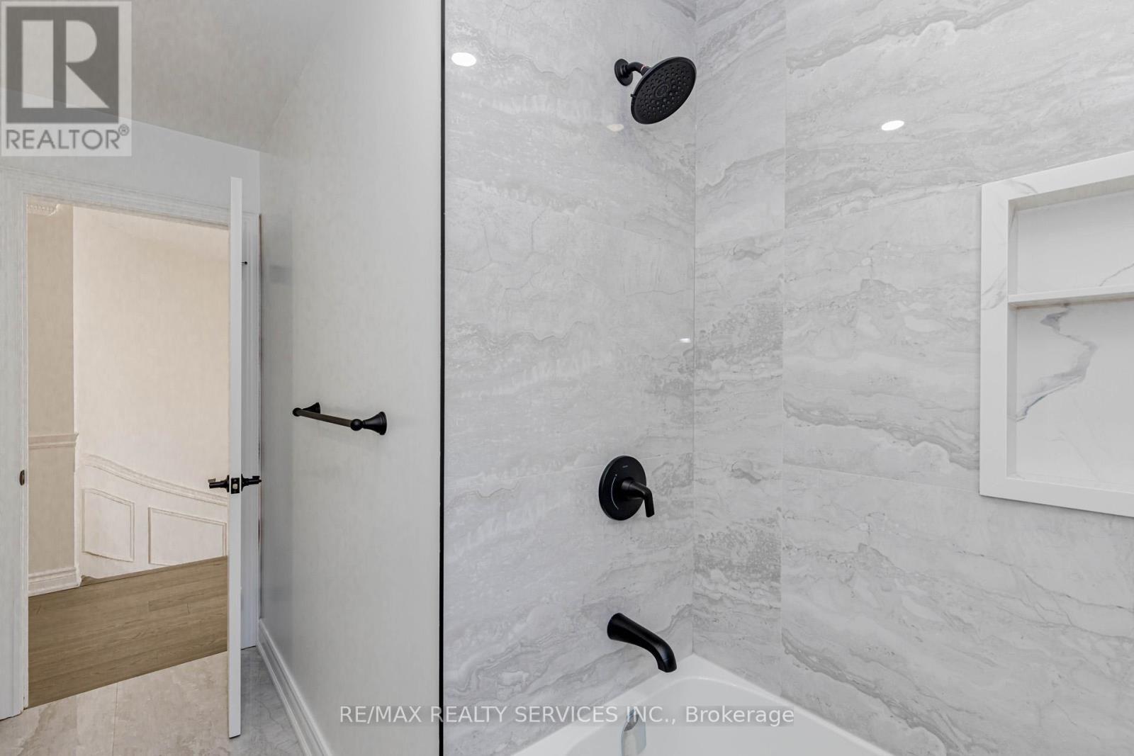 Upper - 50 Amboise Crescent, Brampton, ON - Indoor Photo Showing Bathroom