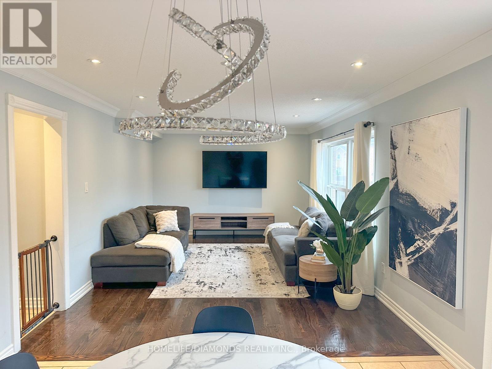 7 Clovercrest Drive, Brampton, ON - Indoor Photo Showing Living Room