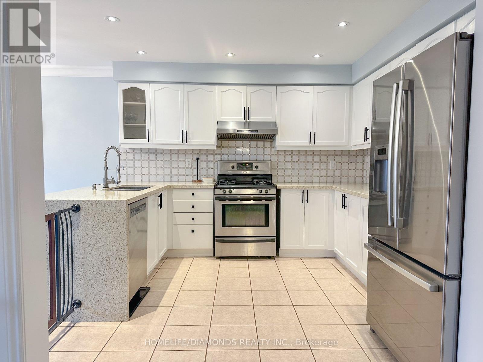 7 Clovercrest Drive, Brampton, ON - Indoor Photo Showing Kitchen With Upgraded Kitchen