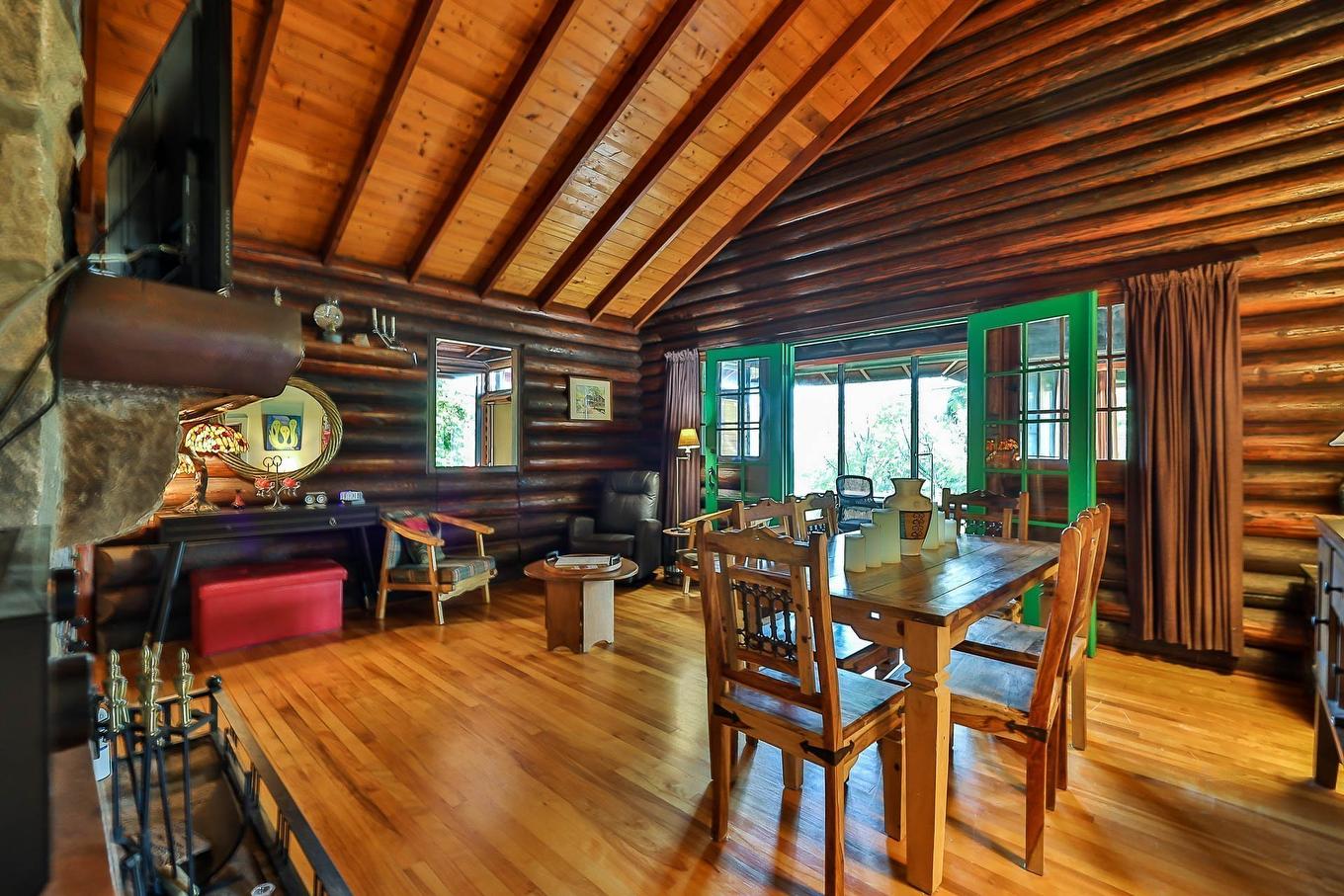 Living room - 477 Ch. Des Critiques, Montebello, QC - Indoor Photo Showing Dining Room