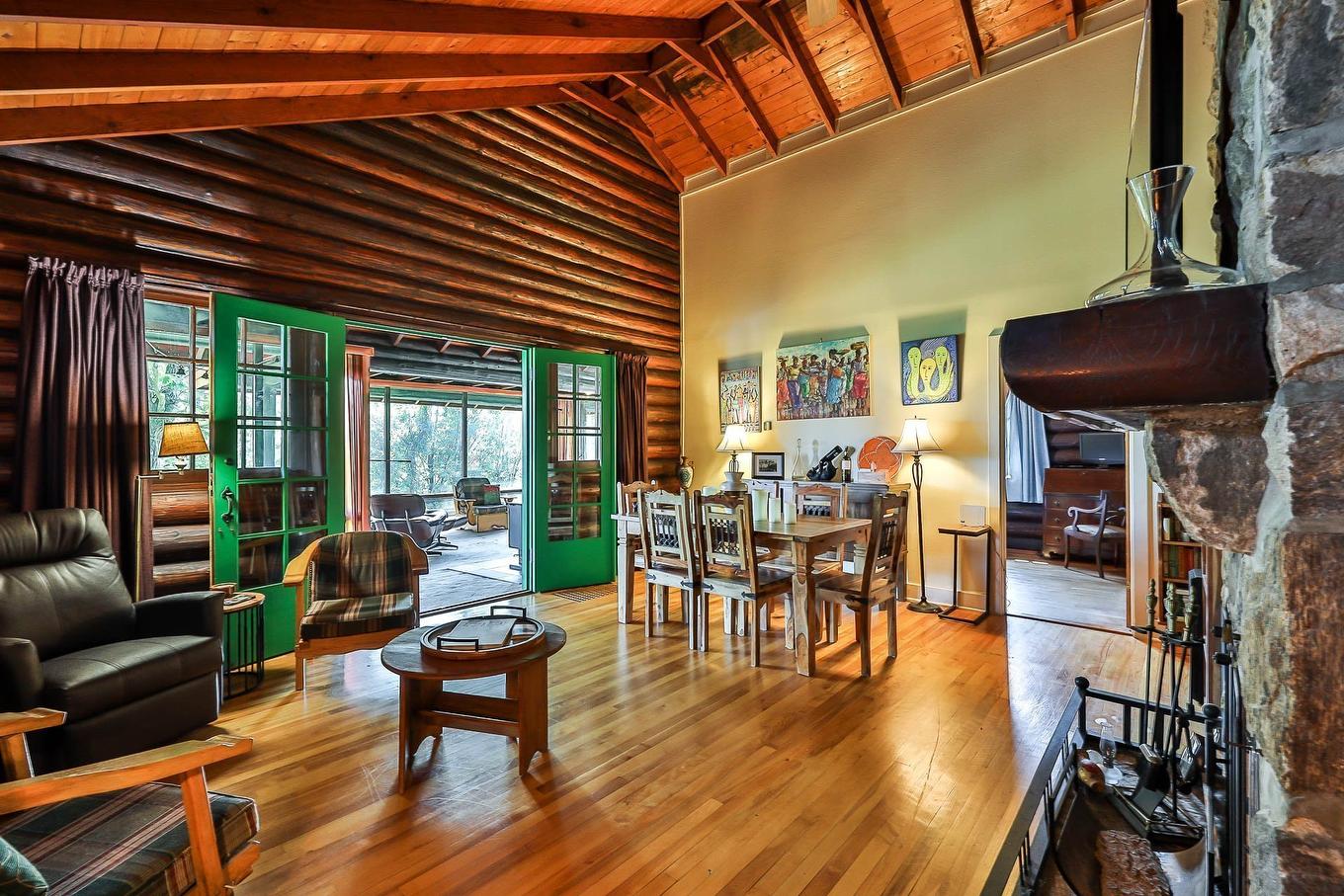 Living room - 477 Ch. Des Critiques, Montebello, QC - Indoor With Fireplace