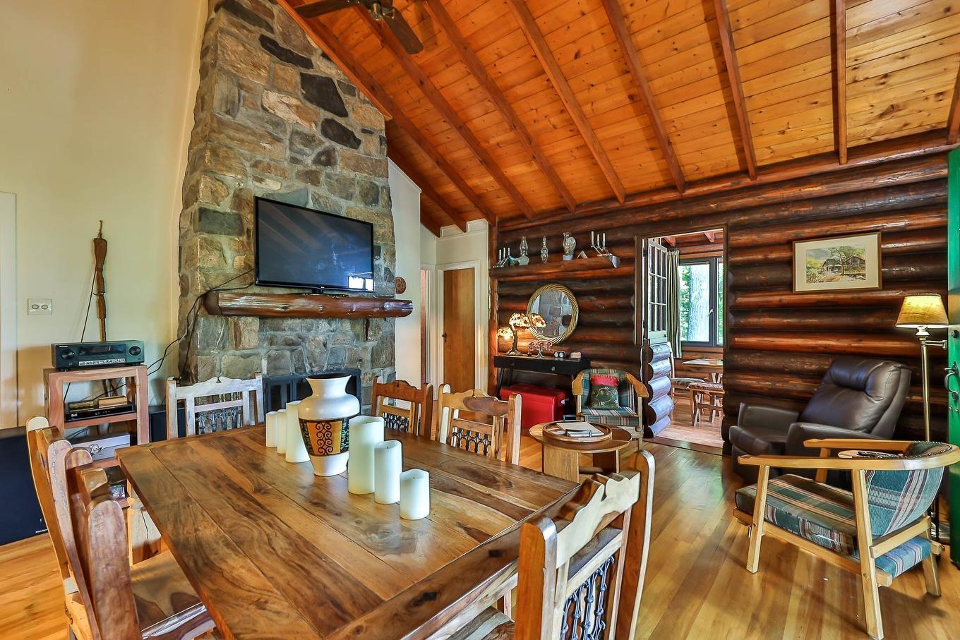 Dining room - 477 Ch. Des Critiques, Montebello, QC - Indoor Photo Showing Other Room With Fireplace