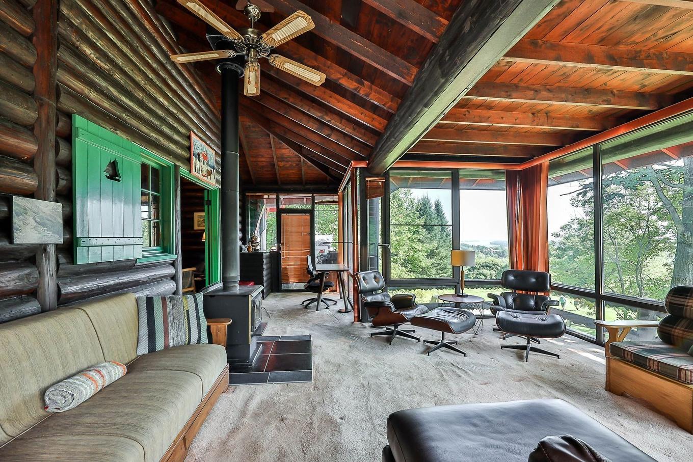 Family room - 477 Ch. Des Critiques, Montebello, QC - With Exterior