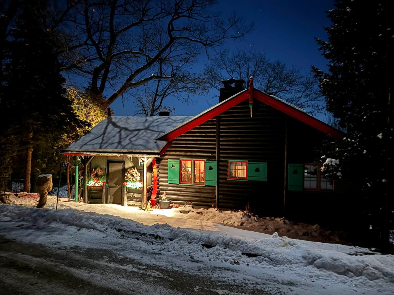 Frontage - 477 Ch. Des Critiques, Montebello, QC - Outdoor