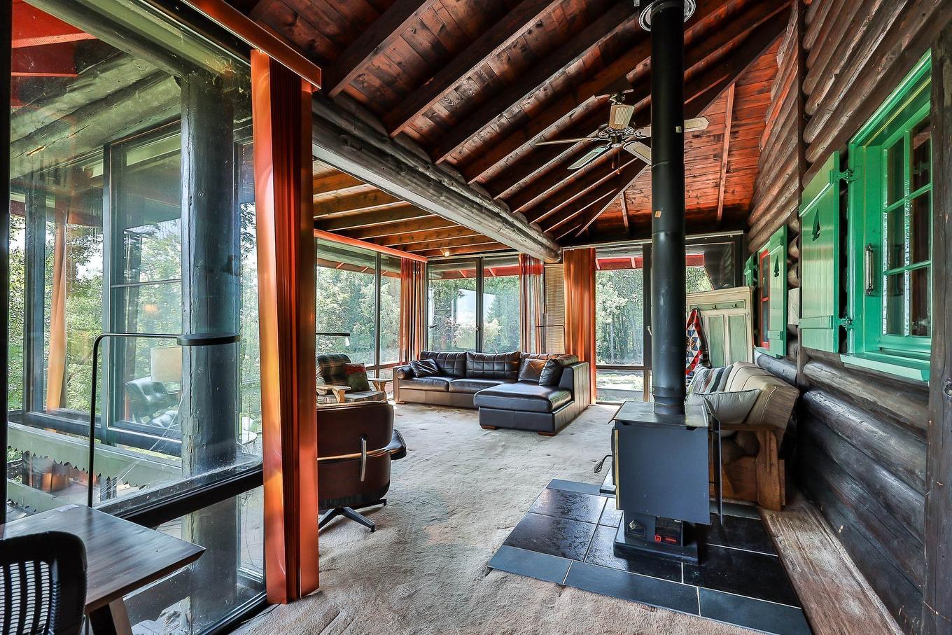 Family room - 477 Ch. Des Critiques, Montebello, QC - With Exterior