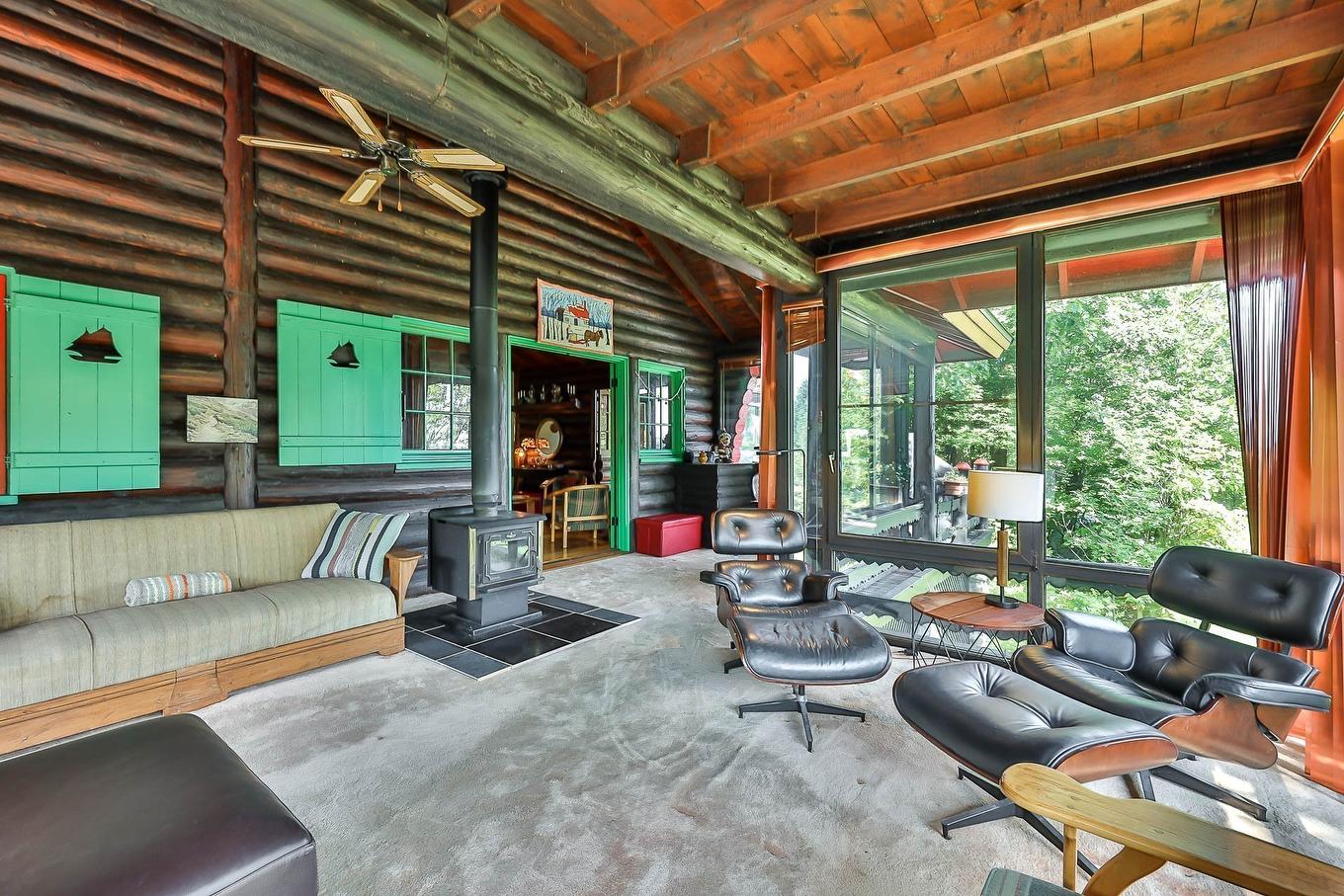 Family room - 477 Ch. Des Critiques, Montebello, QC - With Deck Patio Veranda