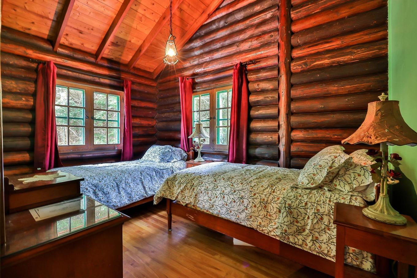 Bedroom - 477 Ch. Des Critiques, Montebello, QC - Indoor Photo Showing Bedroom