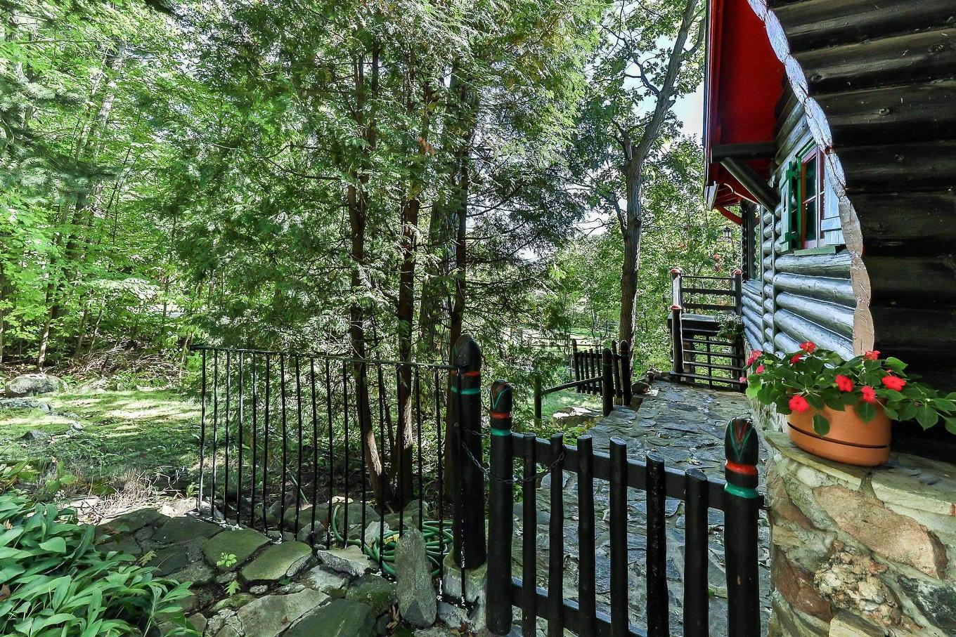 Exterior entrance - 477 Ch. Des Critiques, Montebello, QC - Outdoor