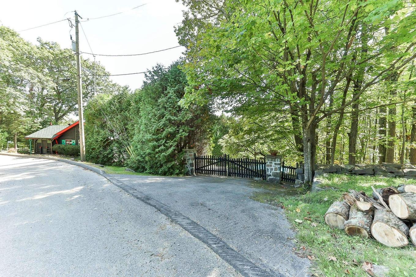 Exterior entrance - 477 Ch. Des Critiques, Montebello, QC - Outdoor