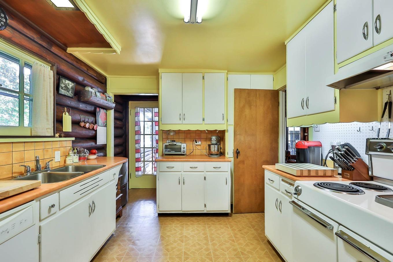 Kitchen - 477 Ch. Des Critiques, Montebello, QC - Indoor Photo Showing Kitchen With Double Sink