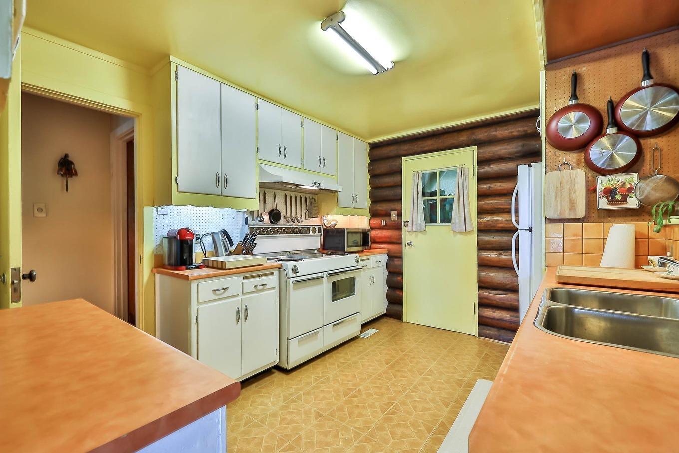 Kitchen - 477 Ch. Des Critiques, Montebello, QC - Indoor Photo Showing Kitchen With Double Sink
