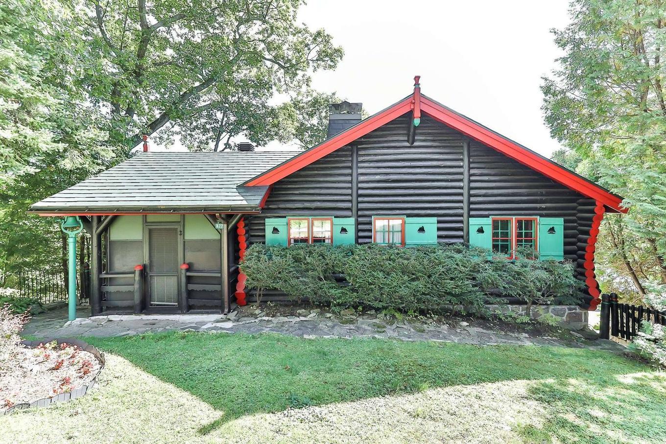 Frontage - 477 Ch. Des Critiques, Montebello, QC - Outdoor