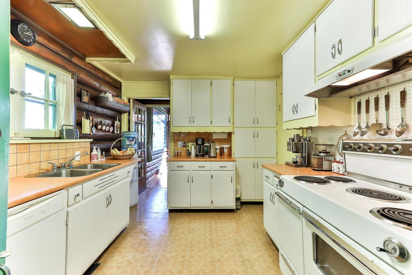 Kitchen - 477 Ch. Des Critiques, Montebello, QC - Indoor Photo Showing Kitchen With Double Sink