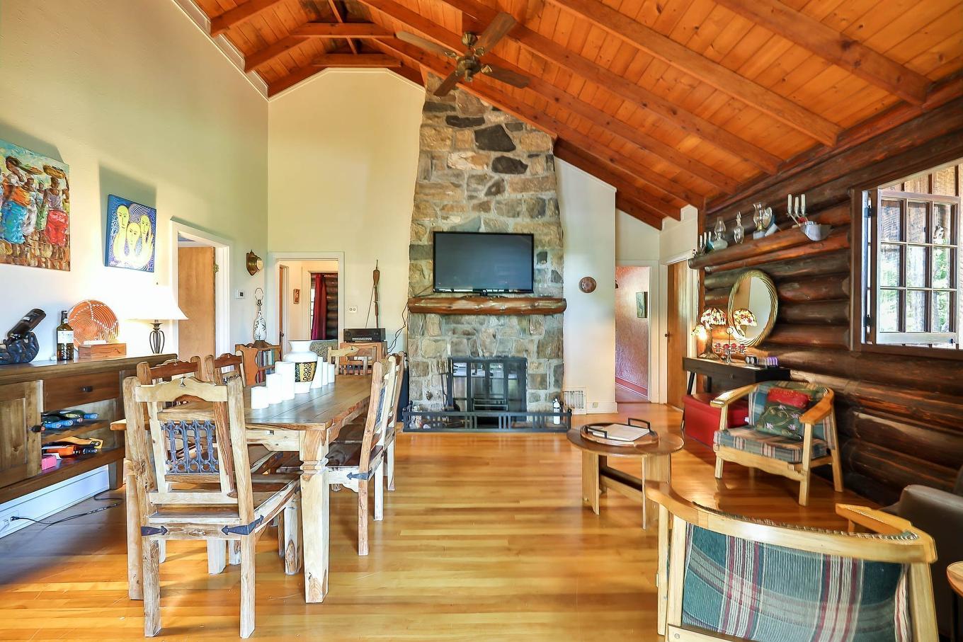 Overall view - 477 Ch. Des Critiques, Montebello, QC - Indoor With Fireplace