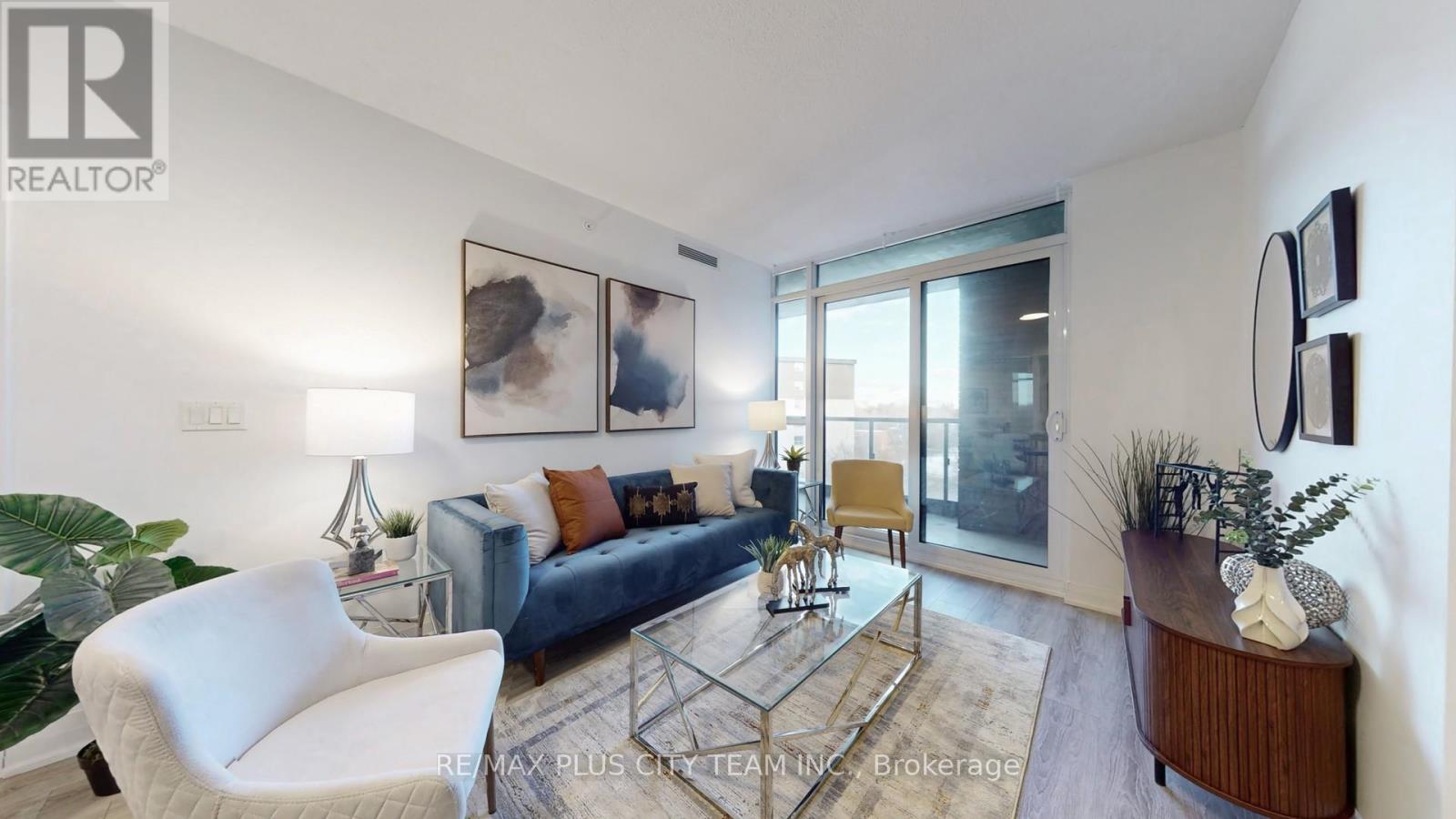517 - 10 Gibbs Road, Toronto, ON - Indoor Photo Showing Living Room