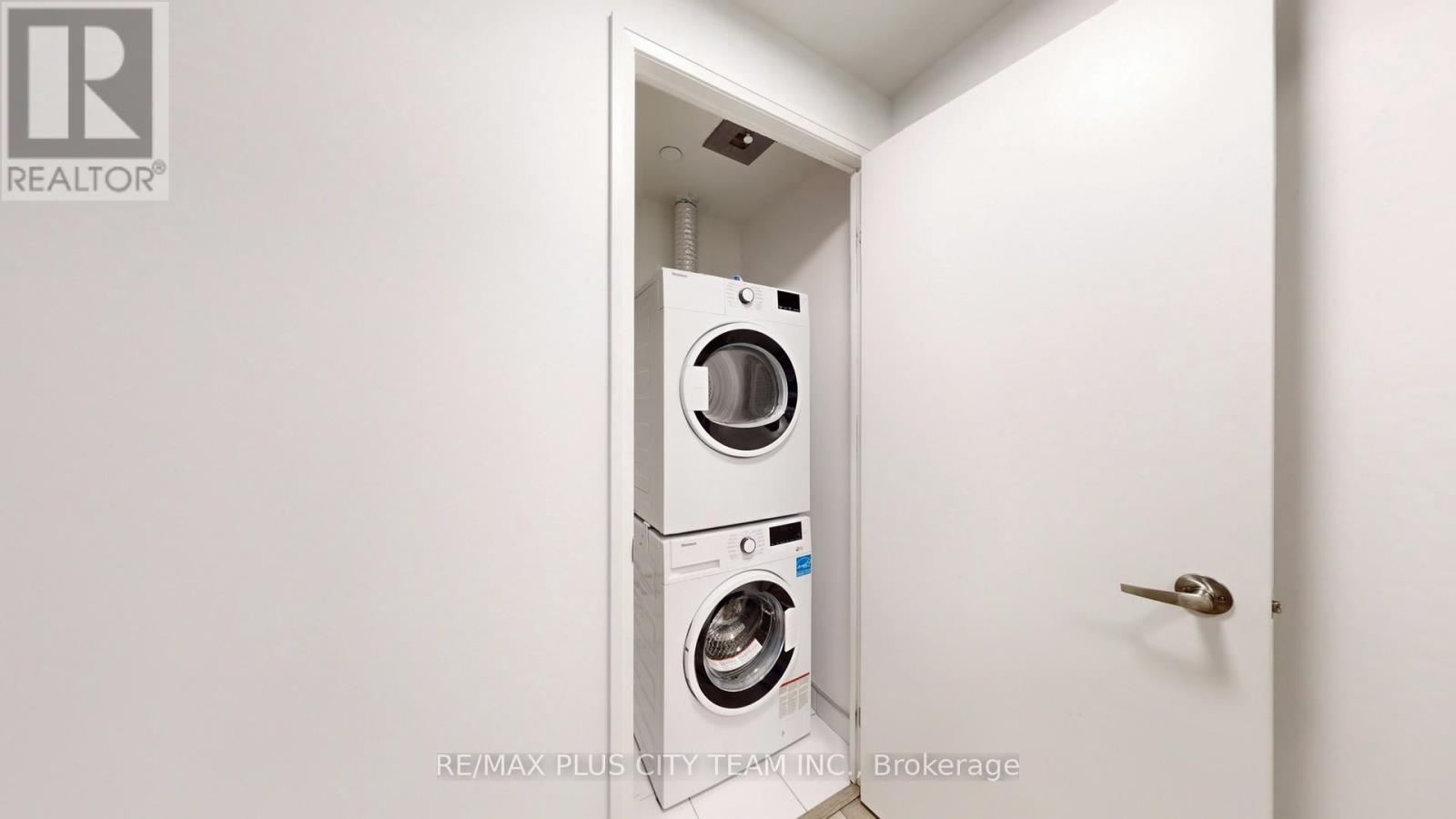 517 - 10 Gibbs Road, Toronto, ON - Indoor Photo Showing Laundry Room