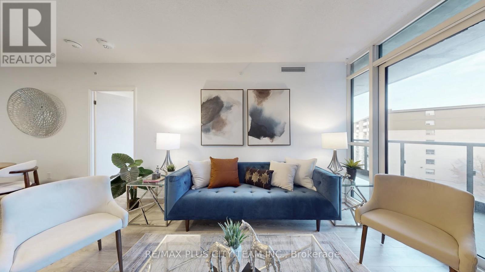 517 - 10 Gibbs Road, Toronto, ON - Indoor Photo Showing Living Room