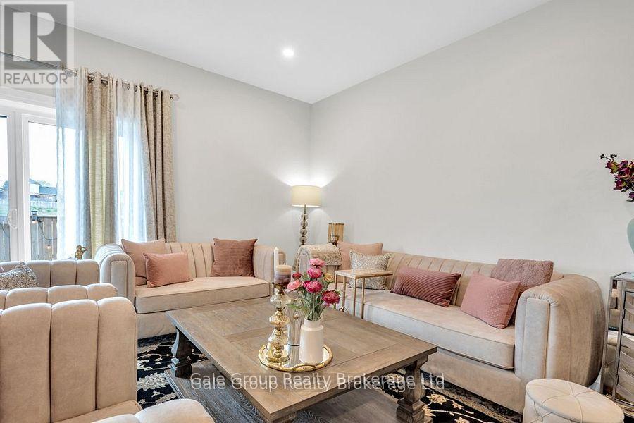 602 - 361 Quarter Town Line, Tillsonburg, ON - Indoor Photo Showing Living Room