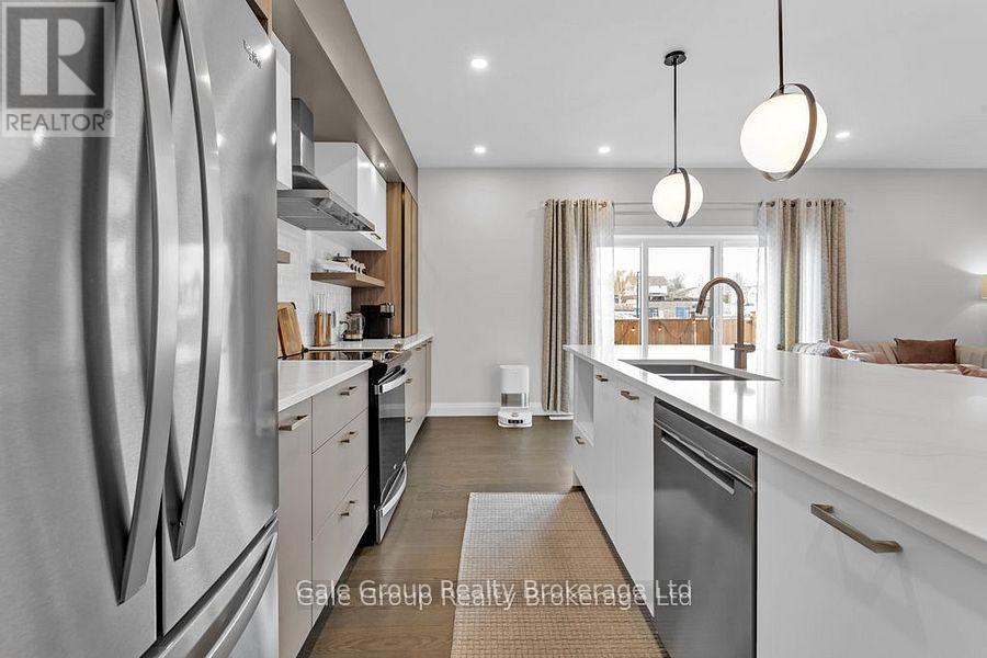 602 - 361 Quarter Town Line, Tillsonburg, ON - Indoor Photo Showing Kitchen With Double Sink With Upgraded Kitchen