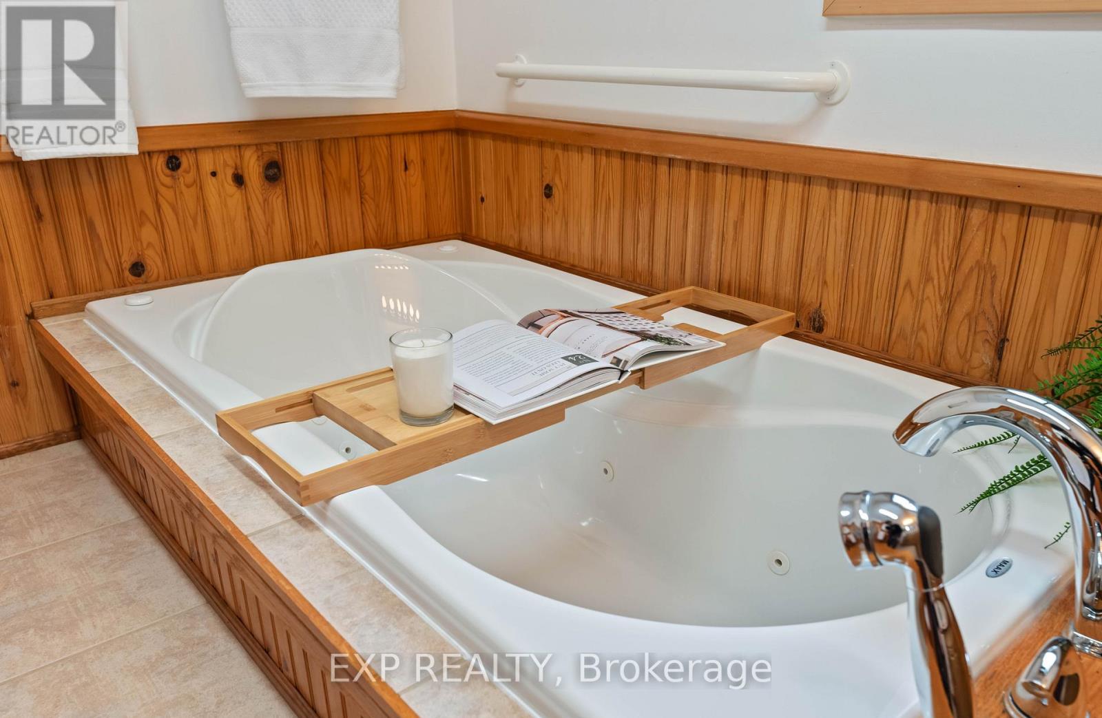 213037 10Th Line, Amaranth, ON - Indoor Photo Showing Bathroom