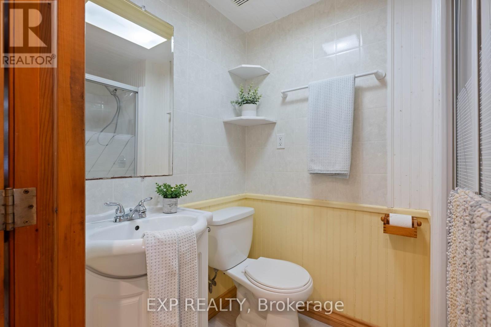 213037 10Th Line, Amaranth, ON - Indoor Photo Showing Bathroom