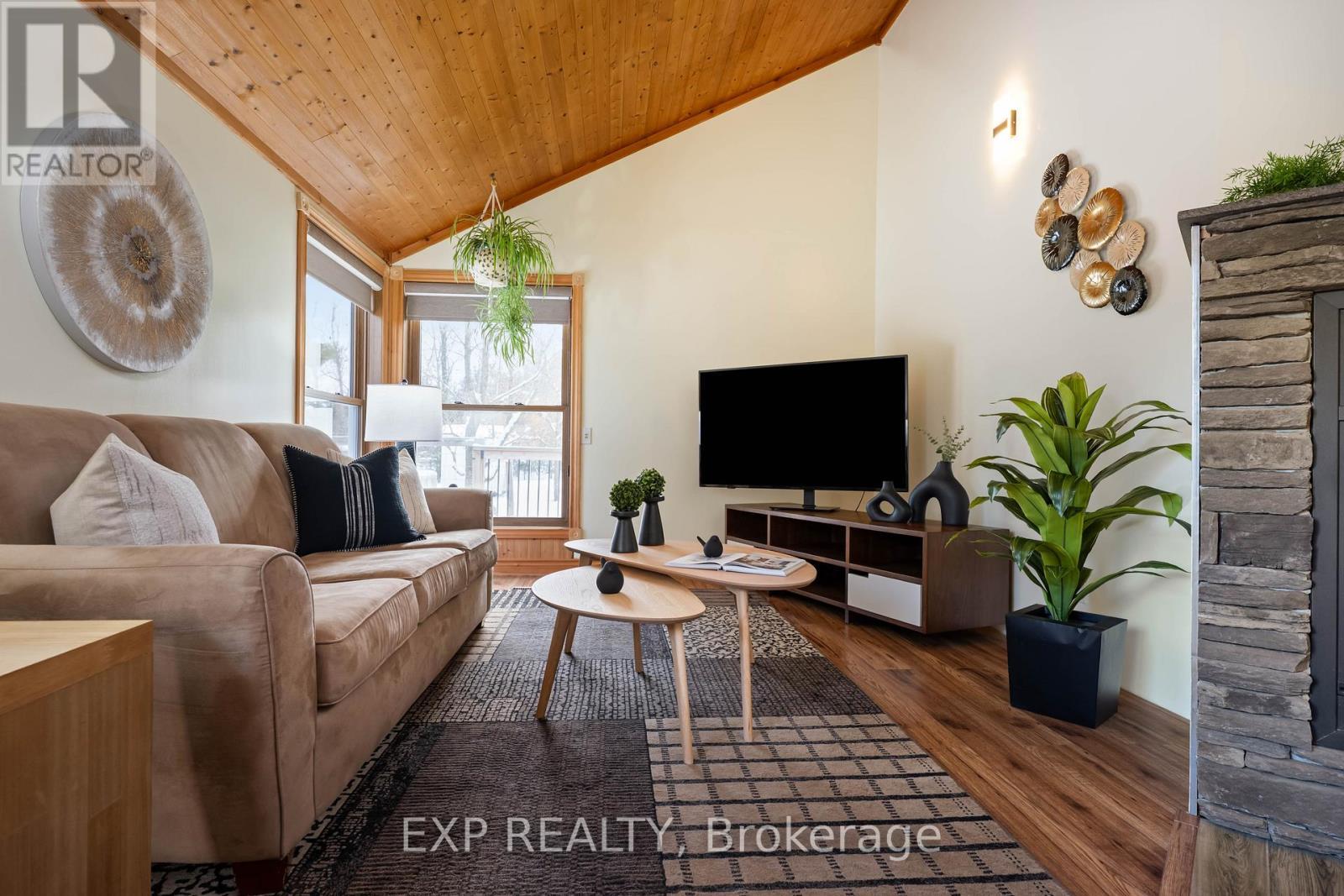 213037 10Th Line, Amaranth, ON - Indoor Photo Showing Living Room