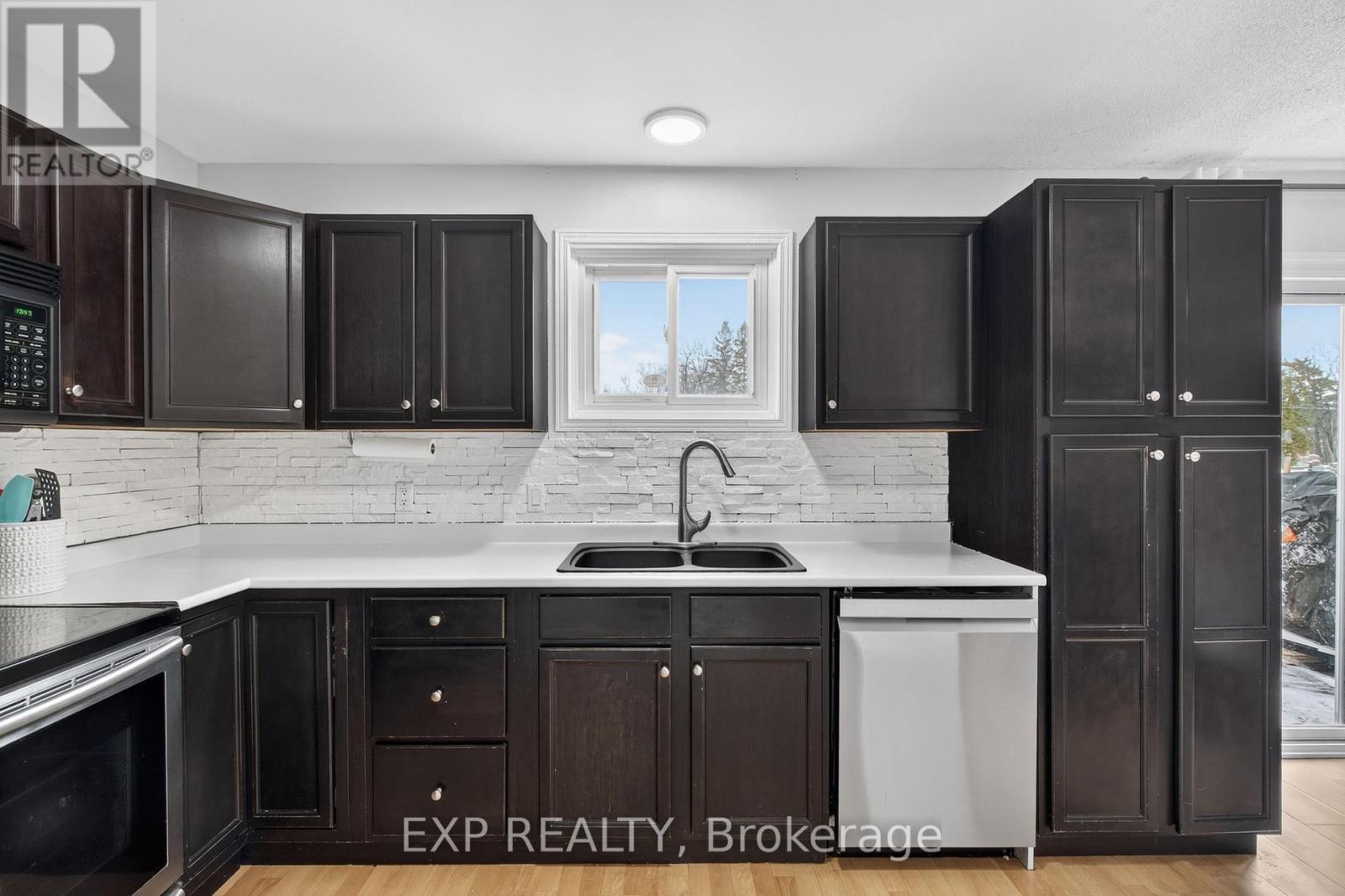 373 Ginger Street, Greater Napanee (Greater Napanee), ON - Indoor Photo Showing Kitchen With Double Sink