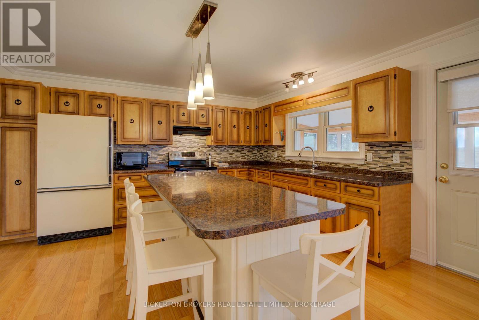 108 Russell Road N, Front Of Leeds & Seeleys Bay, ON - Indoor Photo Showing Kitchen
