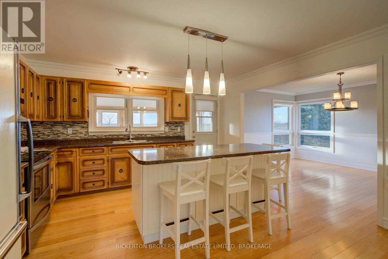 108 Russell Road N, Front Of Leeds & Seeleys Bay, ON - Indoor Photo Showing Other Room