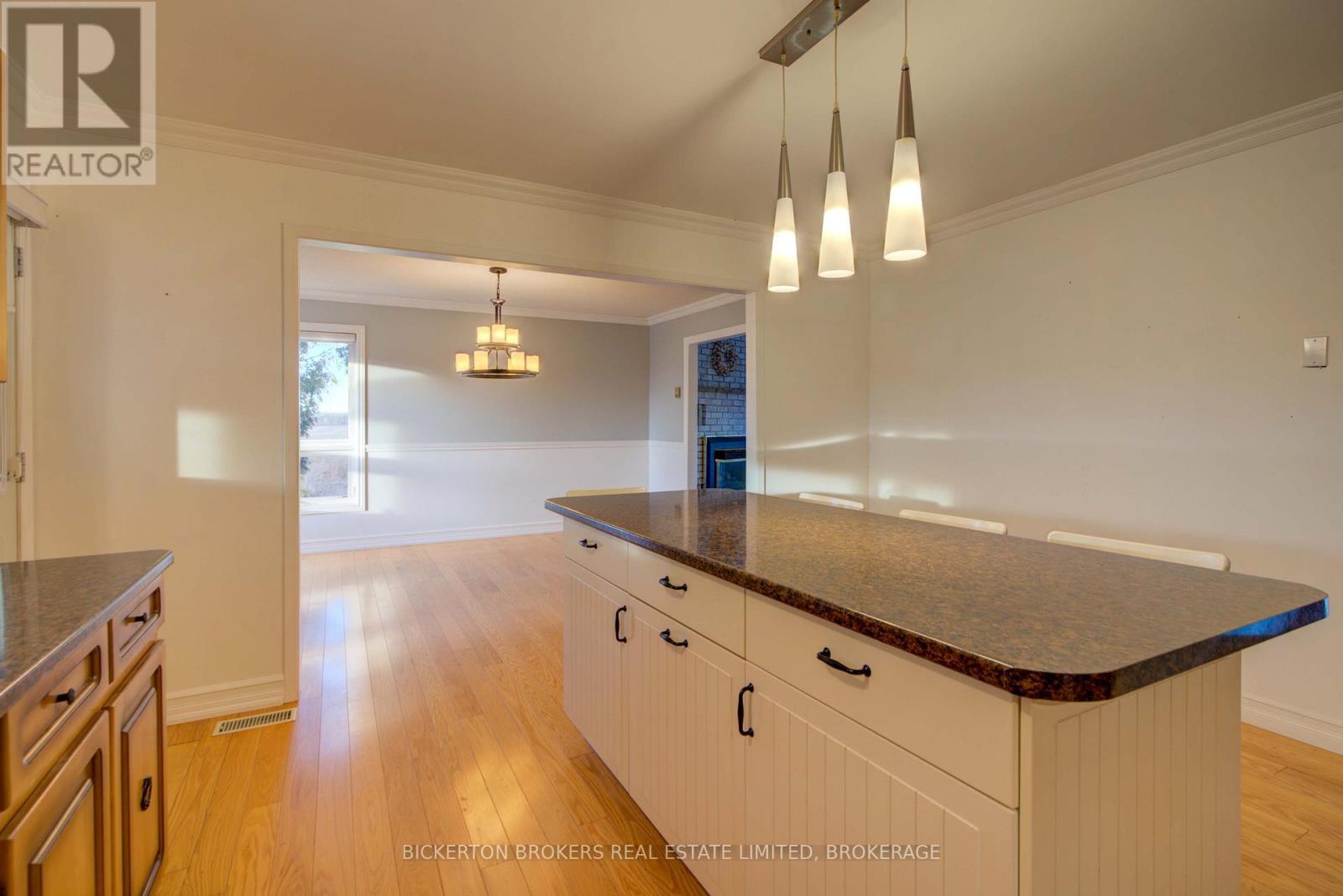 108 Russell Road N, Front Of Leeds & Seeleys Bay, ON - Indoor Photo Showing Kitchen