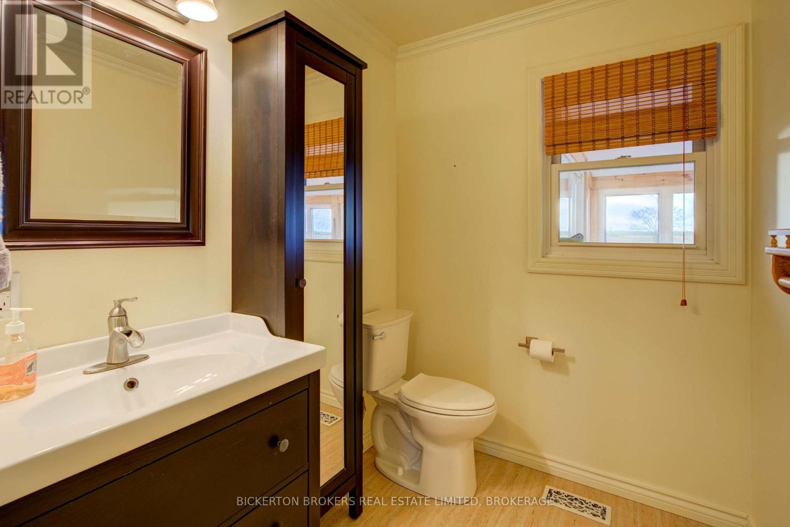 108 Russell Road N, Front Of Leeds & Seeleys Bay, ON - Indoor Photo Showing Bathroom