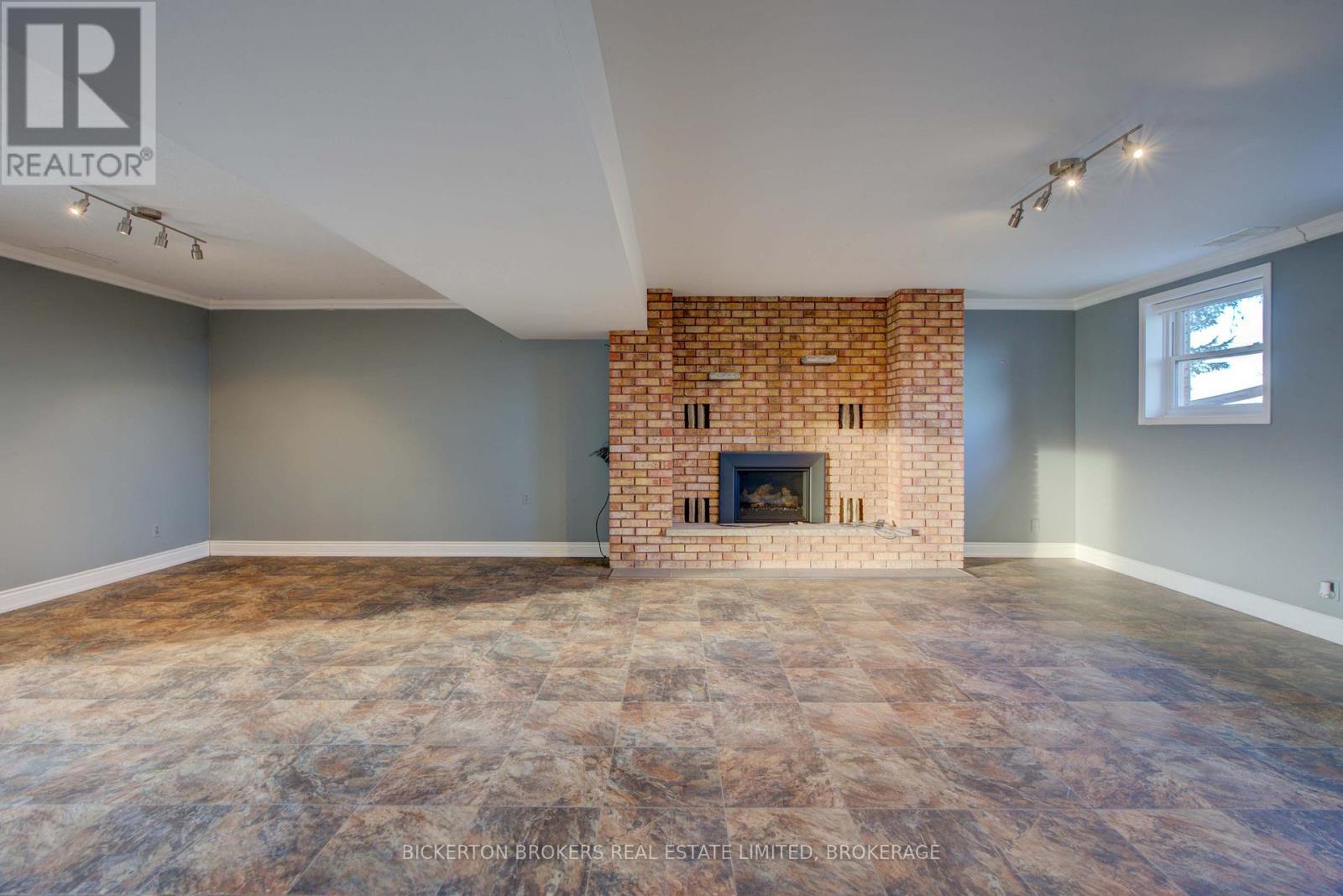 108 Russell Road N, Front Of Leeds & Seeleys Bay, ON - Indoor With Fireplace